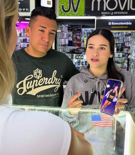 Cliente recibiendo asesoría sobre un iPhone