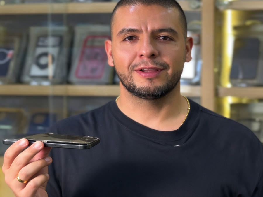 El dueño de Softmovil mostrando un celular