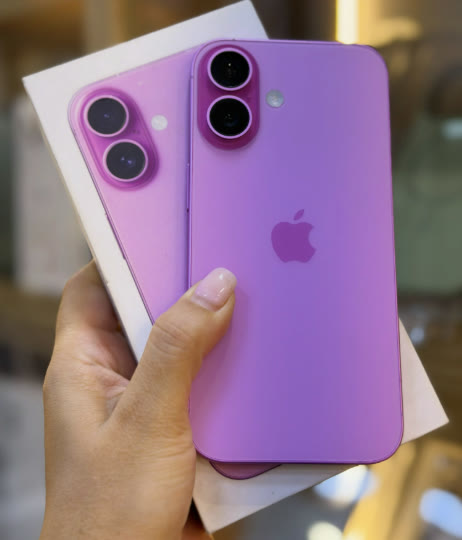 iPhone 16 rosado recién sacado de la caja