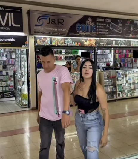 Pasillo del Centro Comercial de Itagüí frente al local