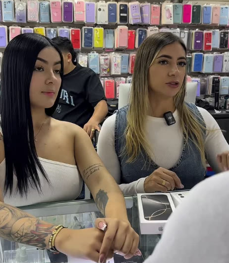 Clientas en el mostrador de Softmovil