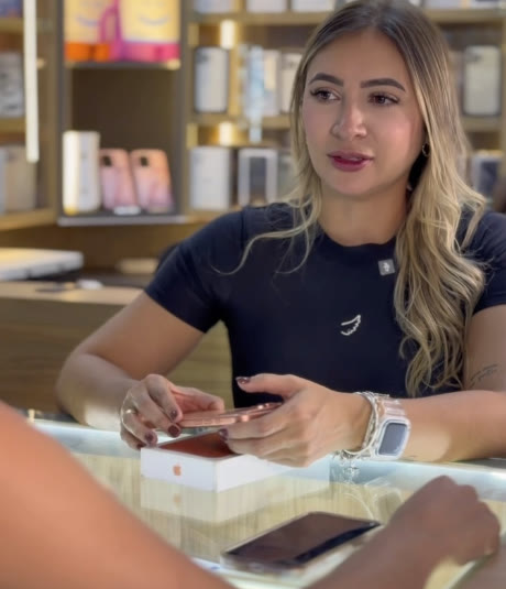 Asesora de Softmovil atendiendo en el mostrador